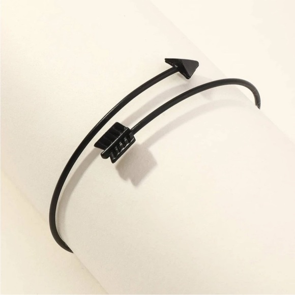 *NWT* Black Arrow Bangle Bracelet - Picture 4 of 6